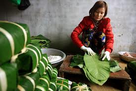 ປະເພນີຫໍ່ເຂົ້າຕົ້ມຖະຫວາຍບູຊາຜູ້ກໍ່ຕັ້ງໝູ່ບ້ານ